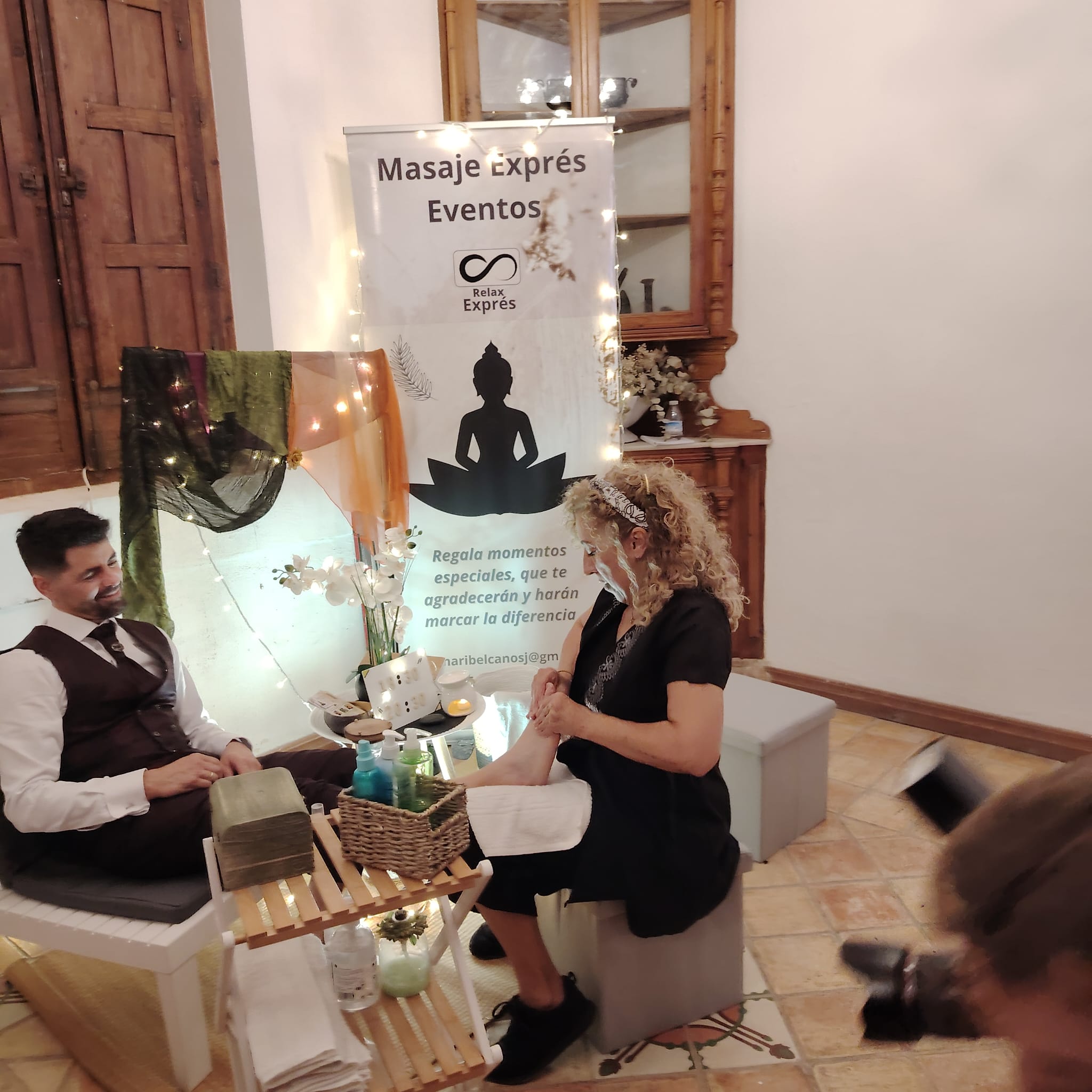 Evento corporativo, cliente disfrutando de un masaje