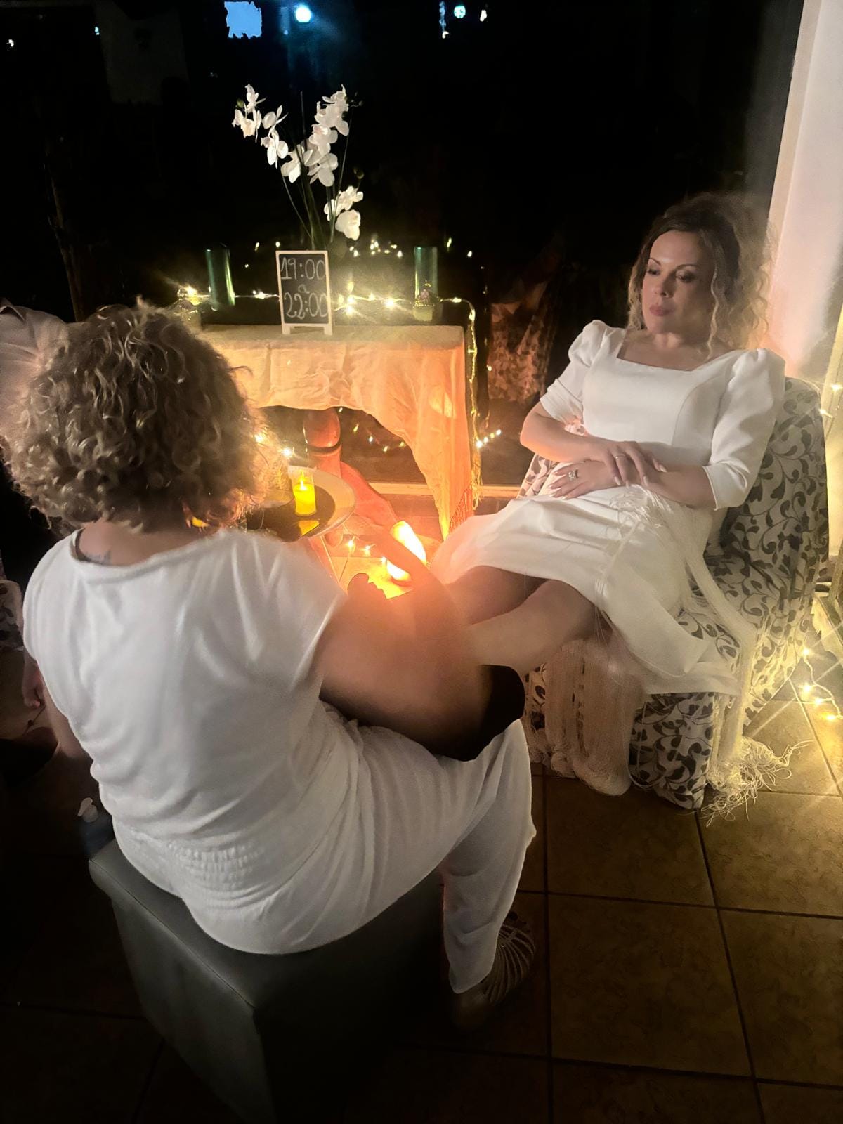 Boda, novia con masaje de pies
